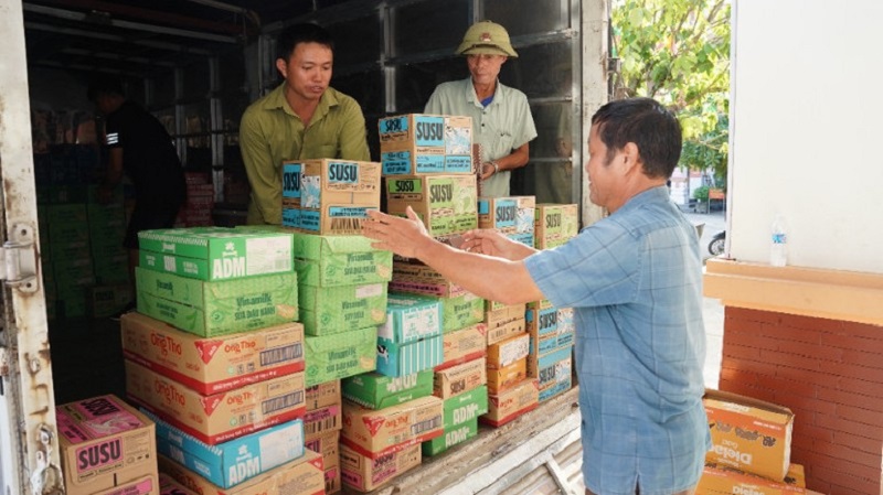 Hàng trăm nghìn sản phẩm dinh dưỡng Vinamilk được trao tặng cho bà con vùng bão lũ - ảnh 2