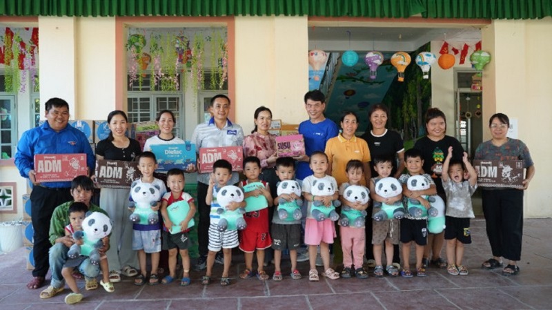 Hàng trăm nghìn sản phẩm dinh dưỡng Vinamilk được trao tặng cho bà con vùng bão lũ - ảnh 4