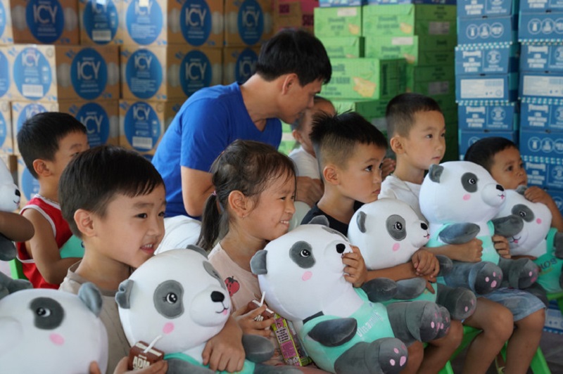 Hàng trăm nghìn sản phẩm dinh dưỡng Vinamilk được trao tặng cho bà con vùng bão lũ - ảnh 5