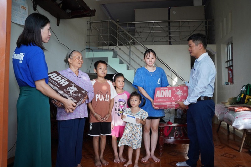 Hàng trăm nghìn sản phẩm dinh dưỡng Vinamilk được trao tặng cho bà con vùng bão lũ - ảnh 10