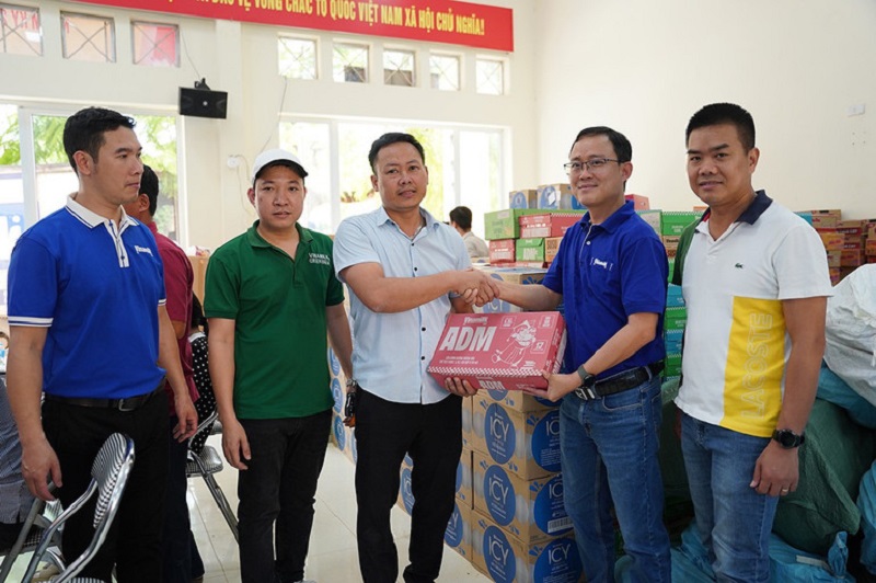 Hàng trăm nghìn sản phẩm dinh dưỡng Vinamilk được trao tặng cho bà con vùng bão lũ - ảnh 11