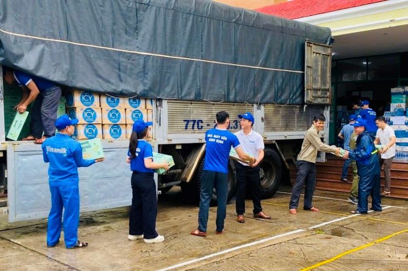 Vinamilk kịp thời hỗ trợ 48 tấn sản phẩm dinh dưỡng đến bà con vùng lũ miền Trung và Tây Nguyên - ảnh 8