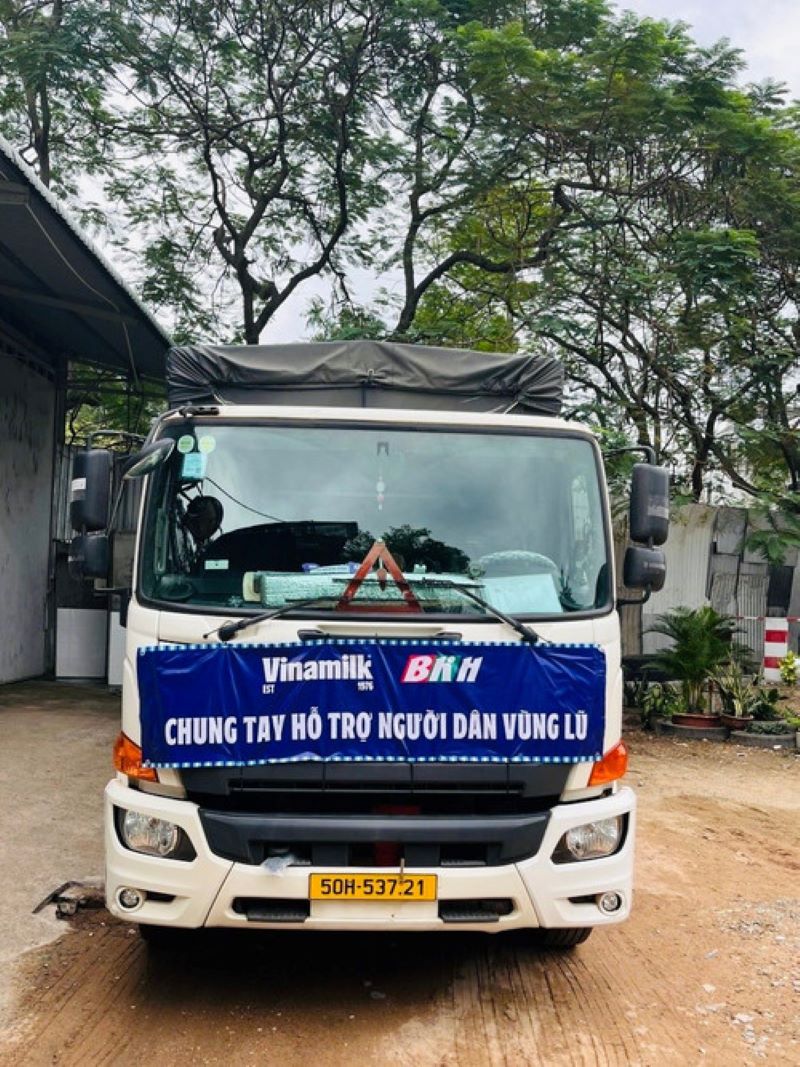 Vinamilk kịp thời hỗ trợ 48 tấn sản phẩm dinh dưỡng đến bà con vùng lũ miền Trung và Tây Nguyên - ảnh 2