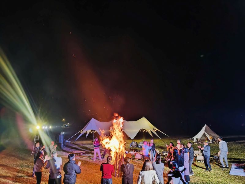 Lưu ngay điểm cắm trại mới view cực xịn tại Serena Resort Kim Bôi - ảnh 4