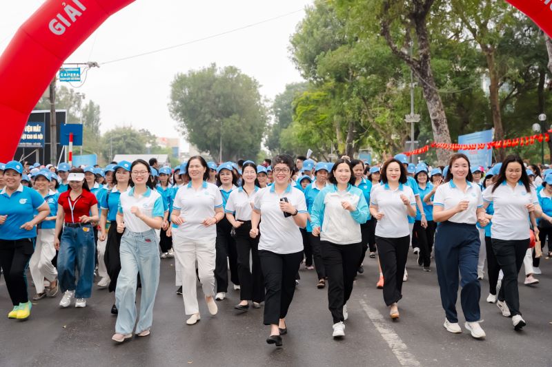 Hơn 1.000 đại biểu tham dự Giải Đi bộ Phụ nữ Thủ đô khỏe đẹp lần thứ III - ảnh 10