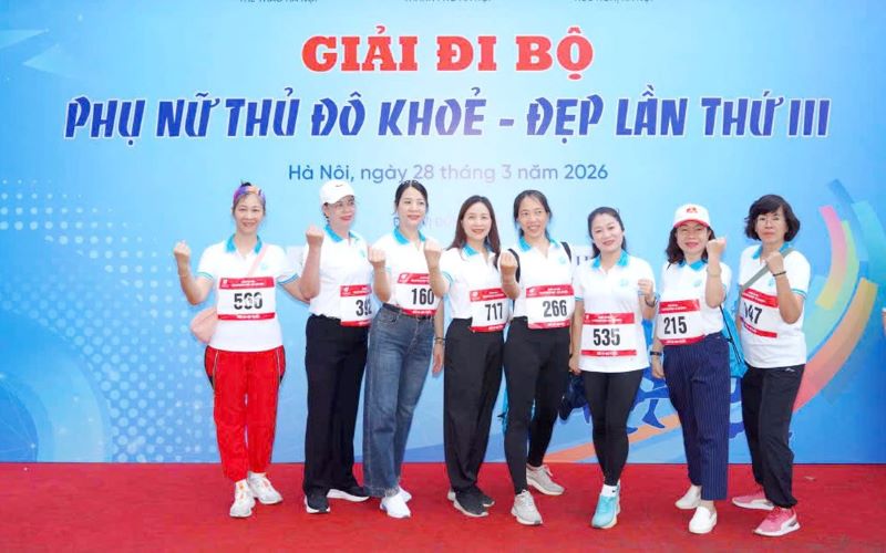 Hơn 1.000 đại biểu tham dự Giải Đi bộ Phụ nữ Thủ đô khỏe đẹp lần thứ III - ảnh 12