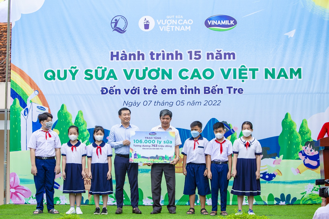 Quỹ sữa vươn cao Việt Nam và Vinamik trao tặng 1.9 triệu ly sữa cho 21.000 trẻ em trong năm 2022 - ảnh 1