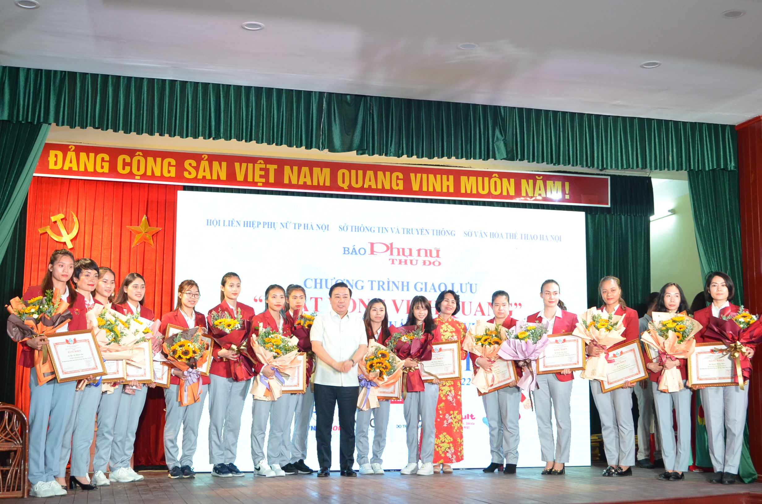 Nụ cười, nước mắt phía sau hành trình đến vinh quang của những “cô gái Vàng“ - ảnh 3