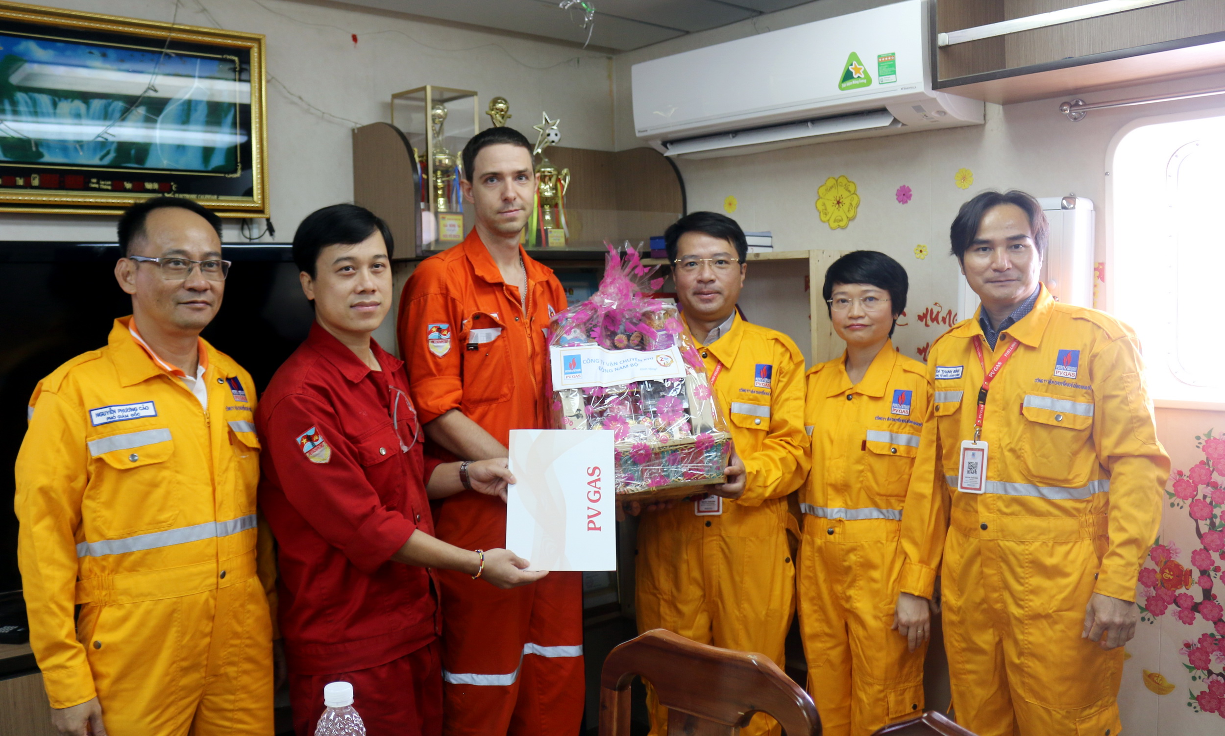 Lãnh đạo KĐN chúc mừng Giàn nén khí mỏ Rồng đạt mốc tổng sản lượng 5 tỷ m3 khí - ảnh 3