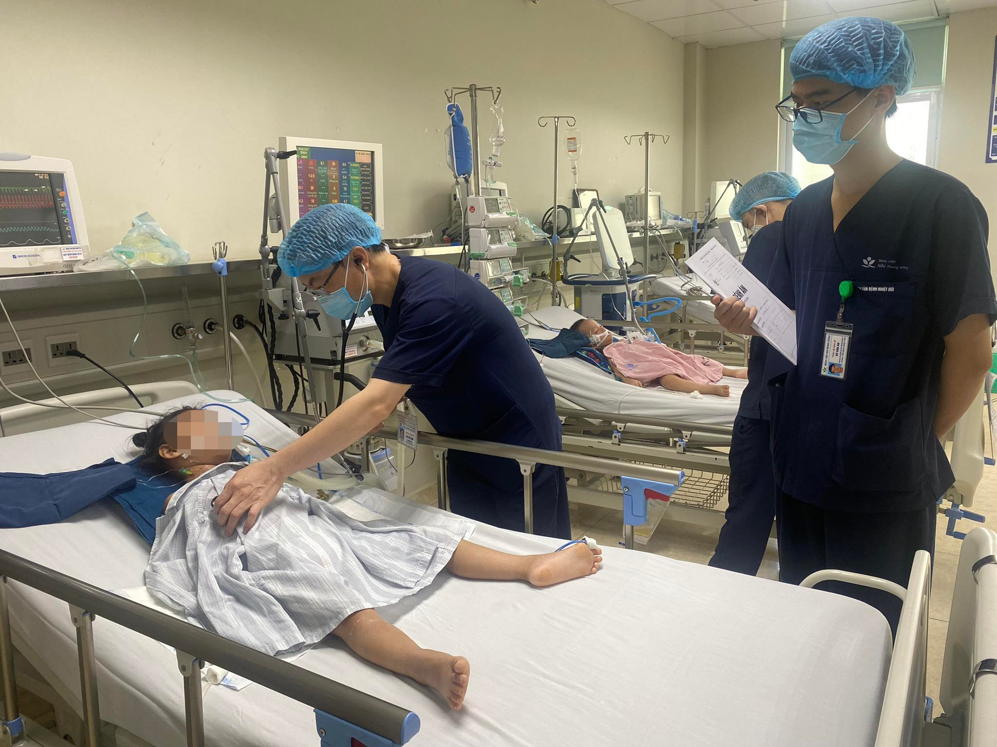 Trẻ gánh họa vì cha mẹ “bỏ quên” mũi tiêm vắc-xin nhắc lại - ảnh 1