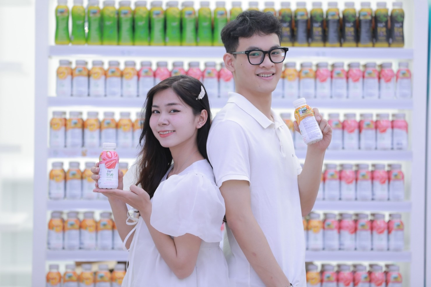 Cơn mưa quà tặng, giải nhiệt nắng hè cùng đồ uống TH - ảnh 4