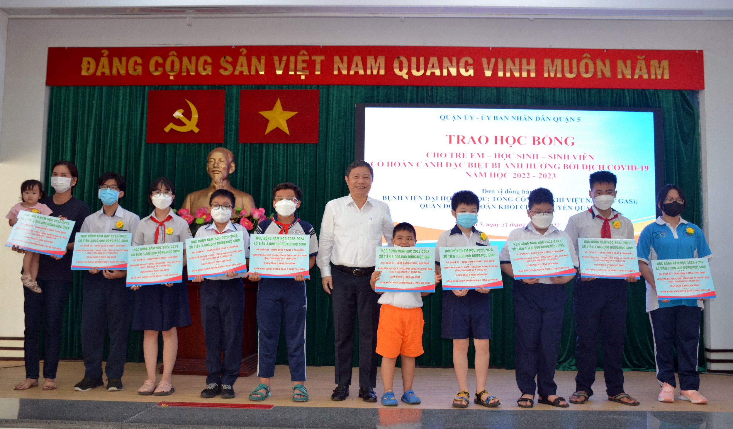 Lãnh đạo PV Gas thăm hỏi, động viên các học sinh mồ côi vì đại dịch Covid-19 - ảnh 2