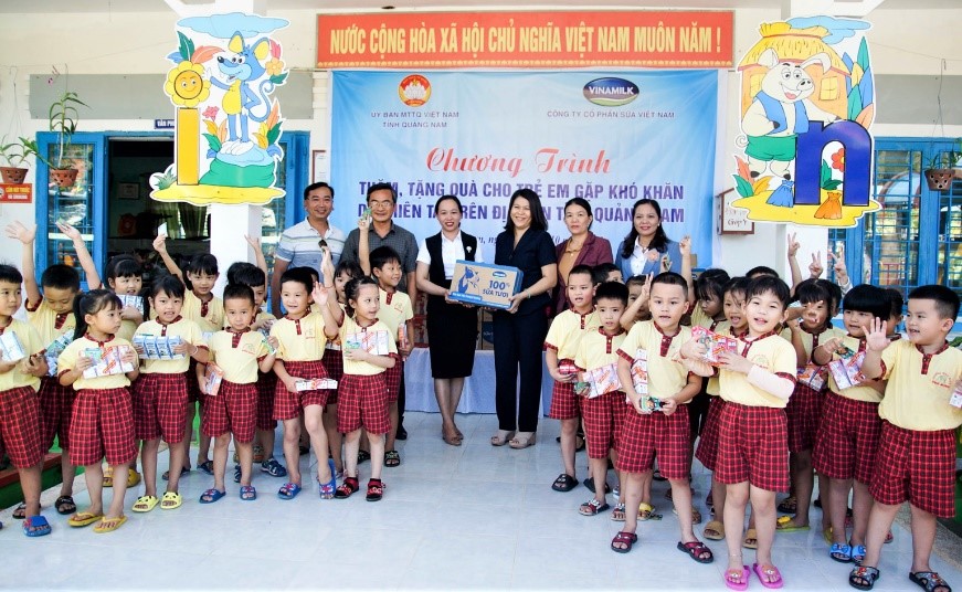 Vinamilk chung tay chia sẻ khó khăn với đồng bào miền Trung - ảnh 1