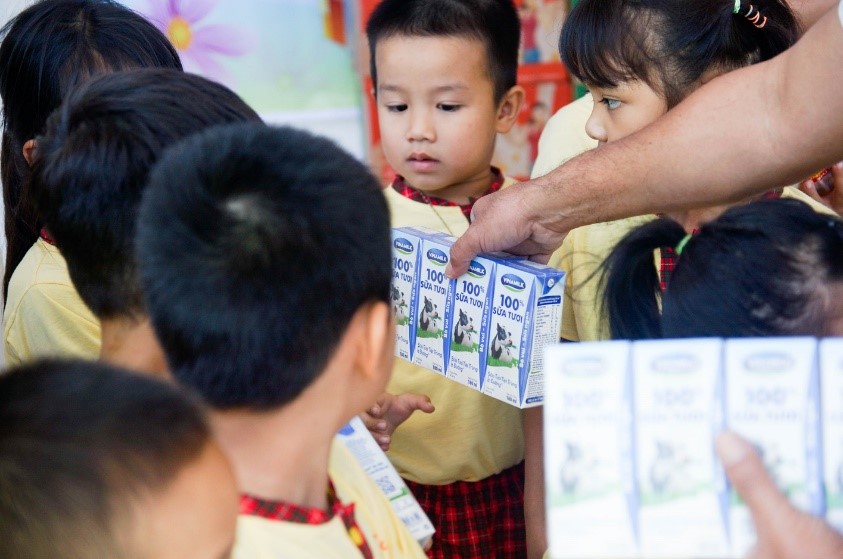 Vinamilk chung tay chia sẻ khó khăn với đồng bào miền Trung - ảnh 2