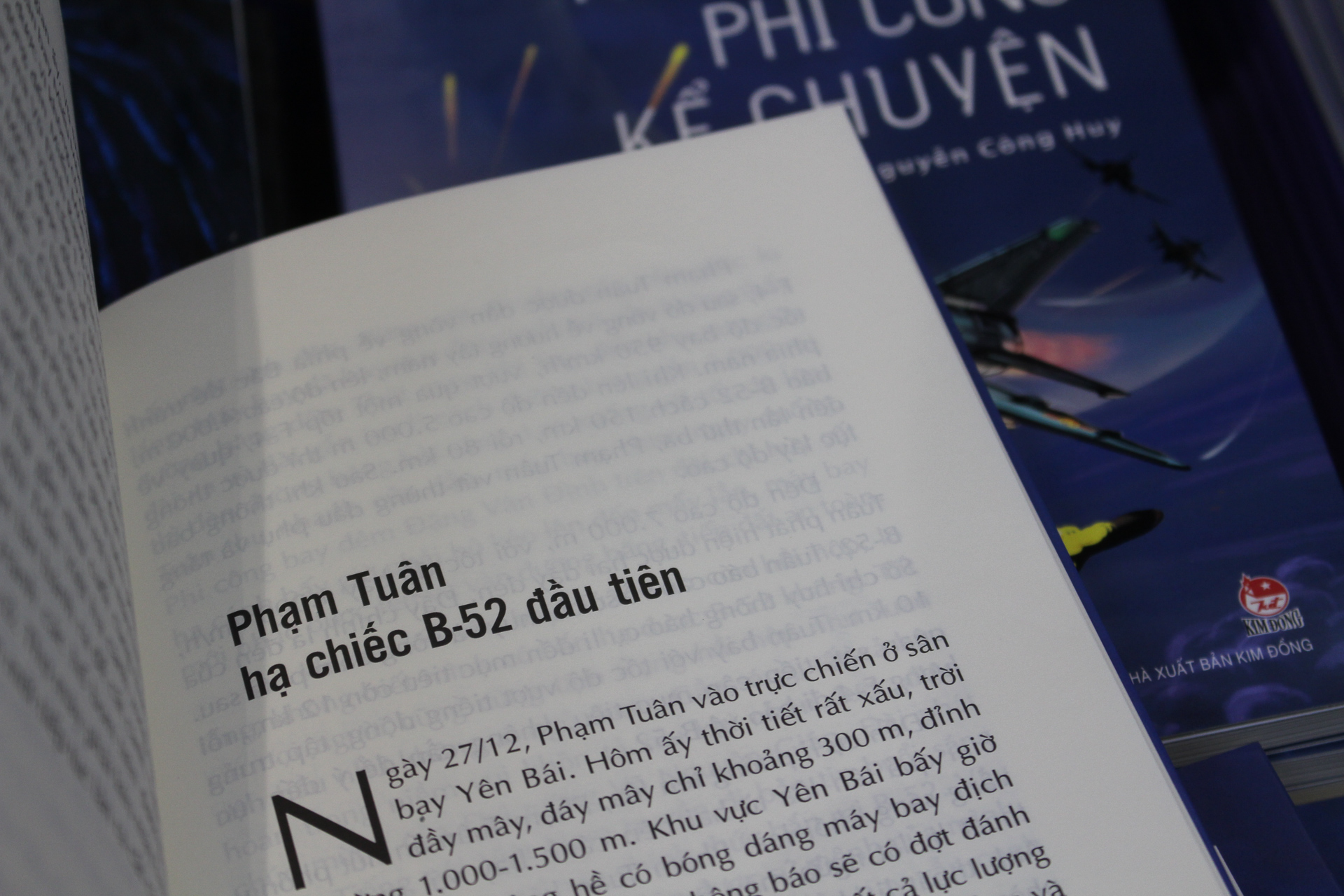 Ra mắt sách kỷ niệm 50 năm chiến thắng Điện Biên Phủ trên không - ảnh 2