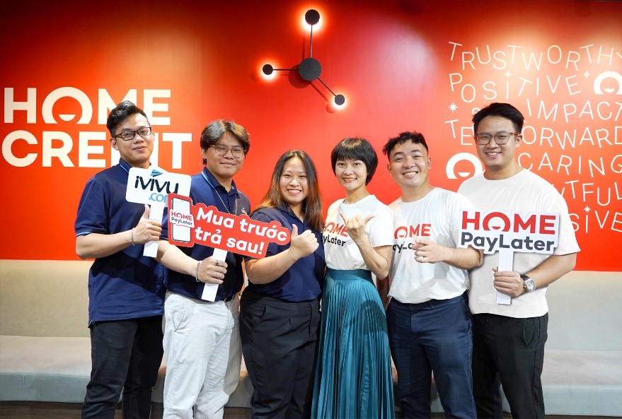 Chuyến bay về nhà gần hơn với “cú bắt tay vàng” giữa Home PayLater và iVIVU.com - ảnh 1