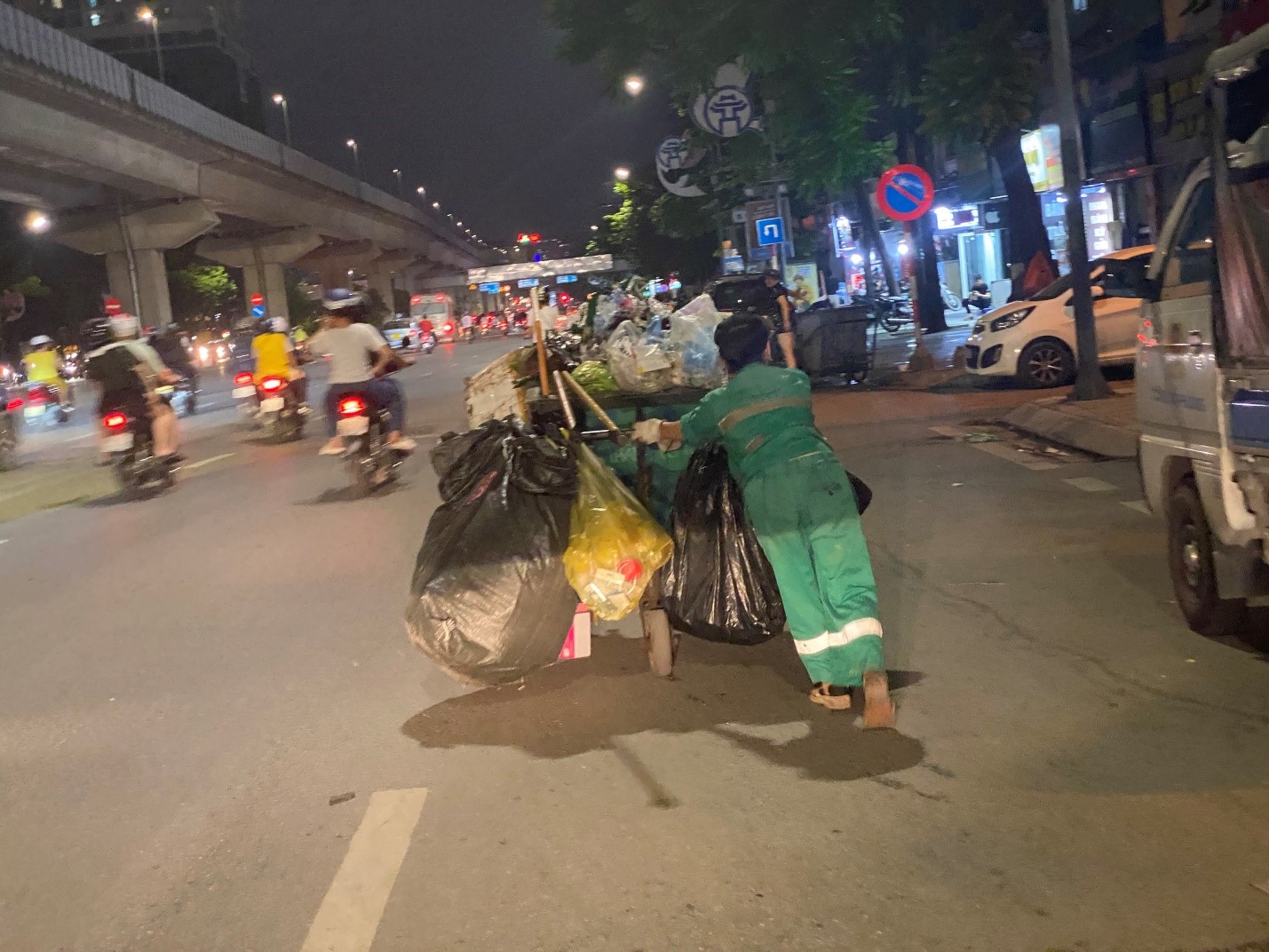 Lắng nghe câu chuyện của người vệ sinh môi trường - ảnh 1