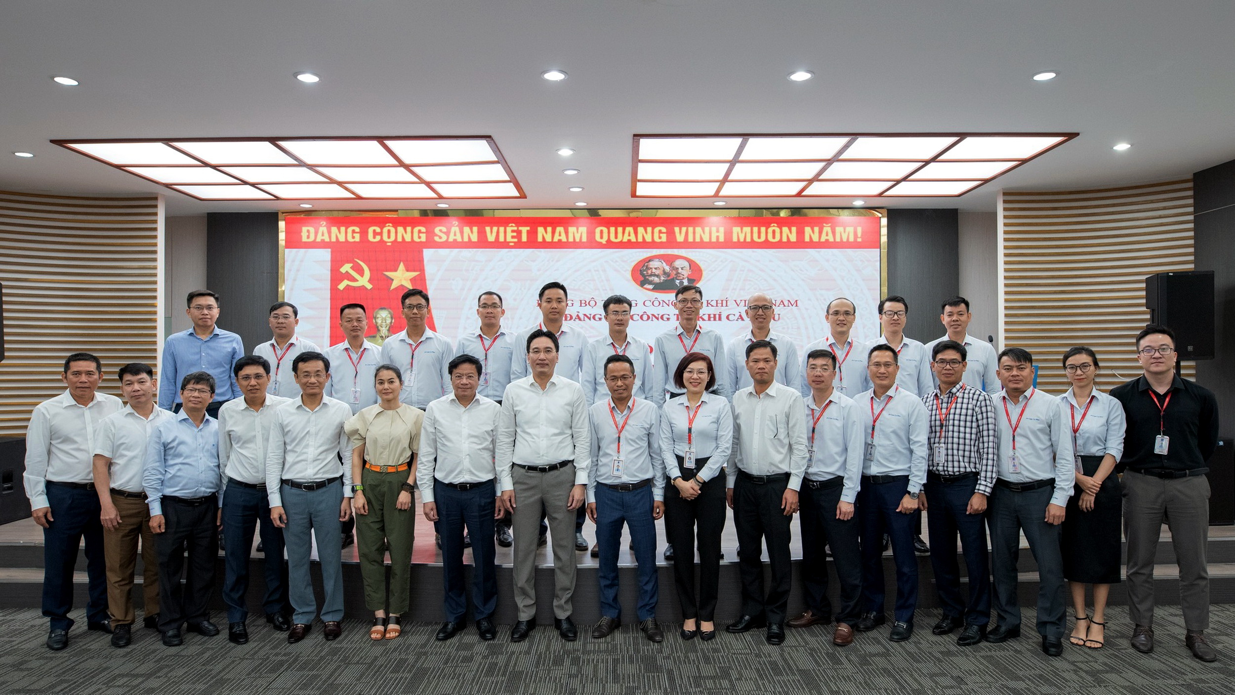 Bí thư Đảng ủy, Chủ tịch Hội đồng Quản trị PV GAS tham dự và chỉ đạo các Hội nghị sơ kết giữa nhiệm kỳ đảng bộ cơ sở - ảnh 4