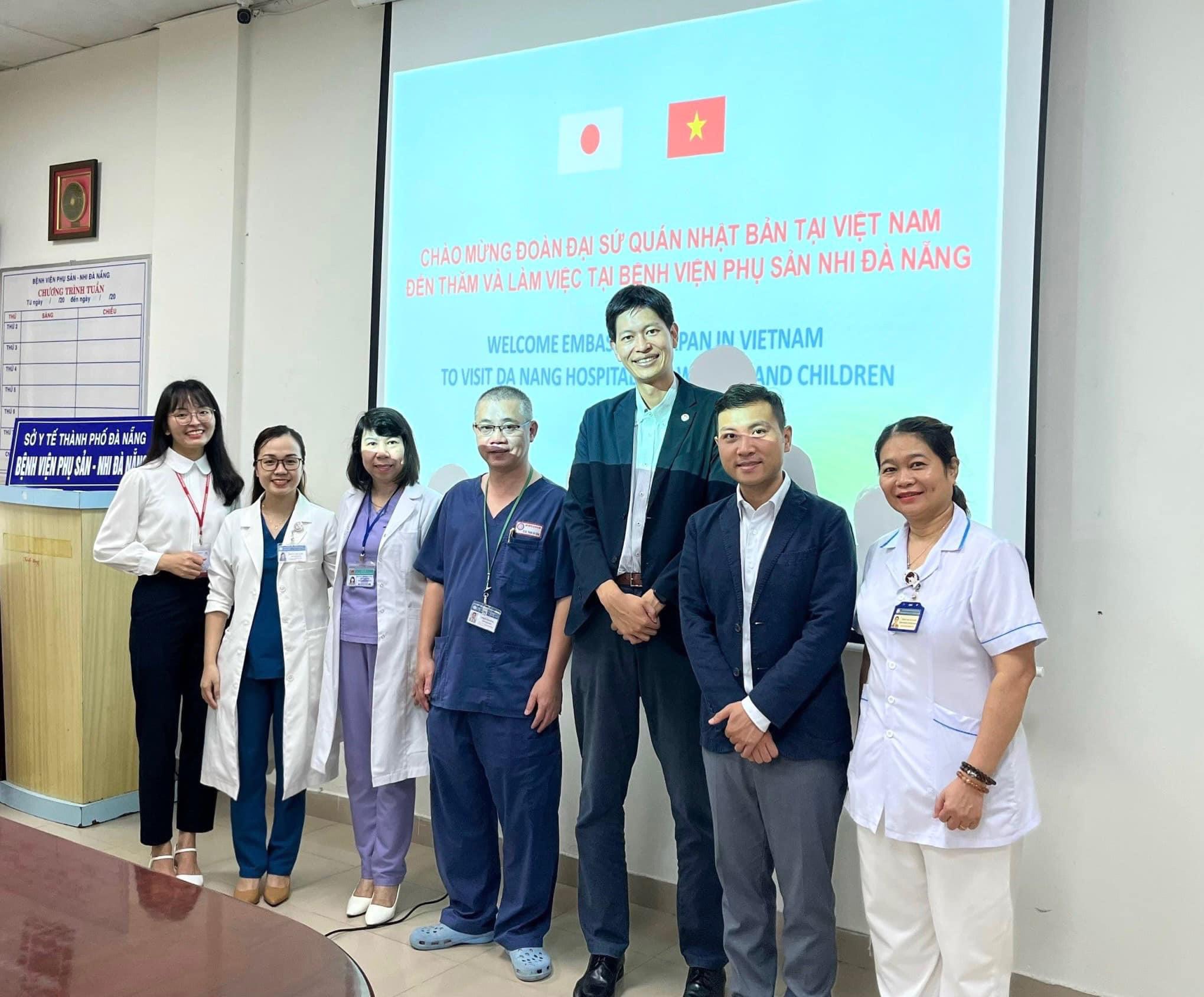 Chào mừng đại sứ quán Nhật Bản tại Việt Nam đến thăm và làm việc tại Bệnh viện Phụ sản Nhi Đà Nẵng - ảnh 1