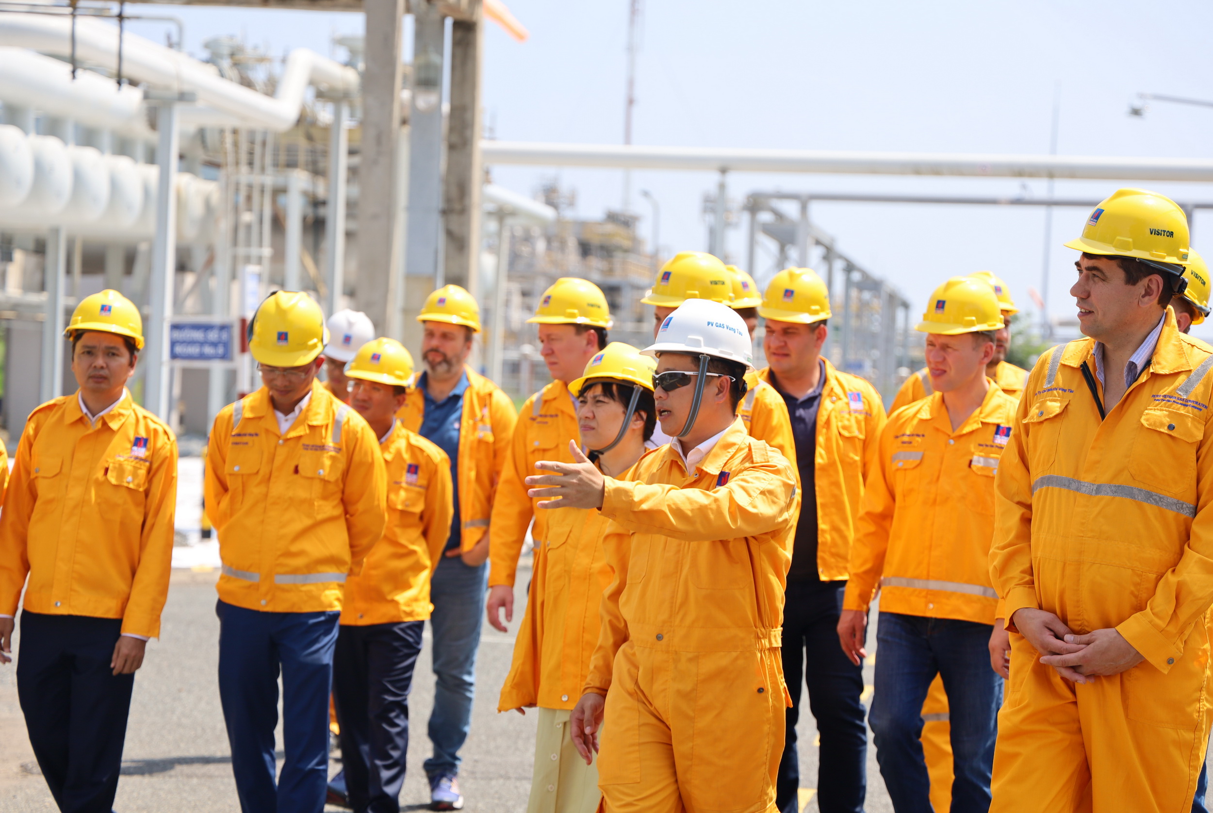 Đoàn cán bộ, chuyên gia Gazprom thăm, tìm hiểu thực tế và trao đổi kinh nghiệm tại Nhà máy xử lý khí Dinh Cố - ảnh 4