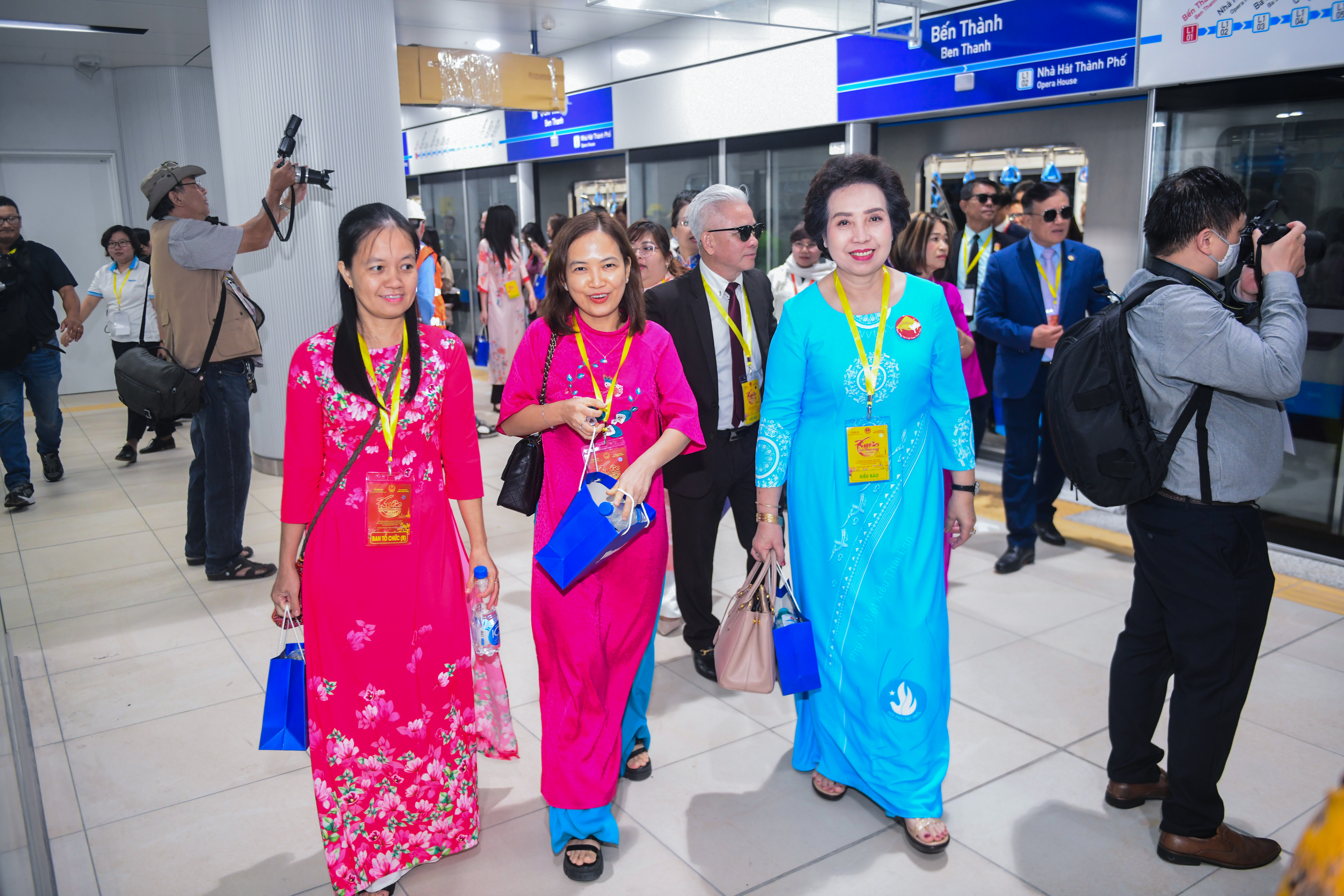Trải nghiệm tuyến Metro Bến Thành - Suối Tiên, kiều bào vui mừng trước sự phát triển của thành phố - ảnh 8