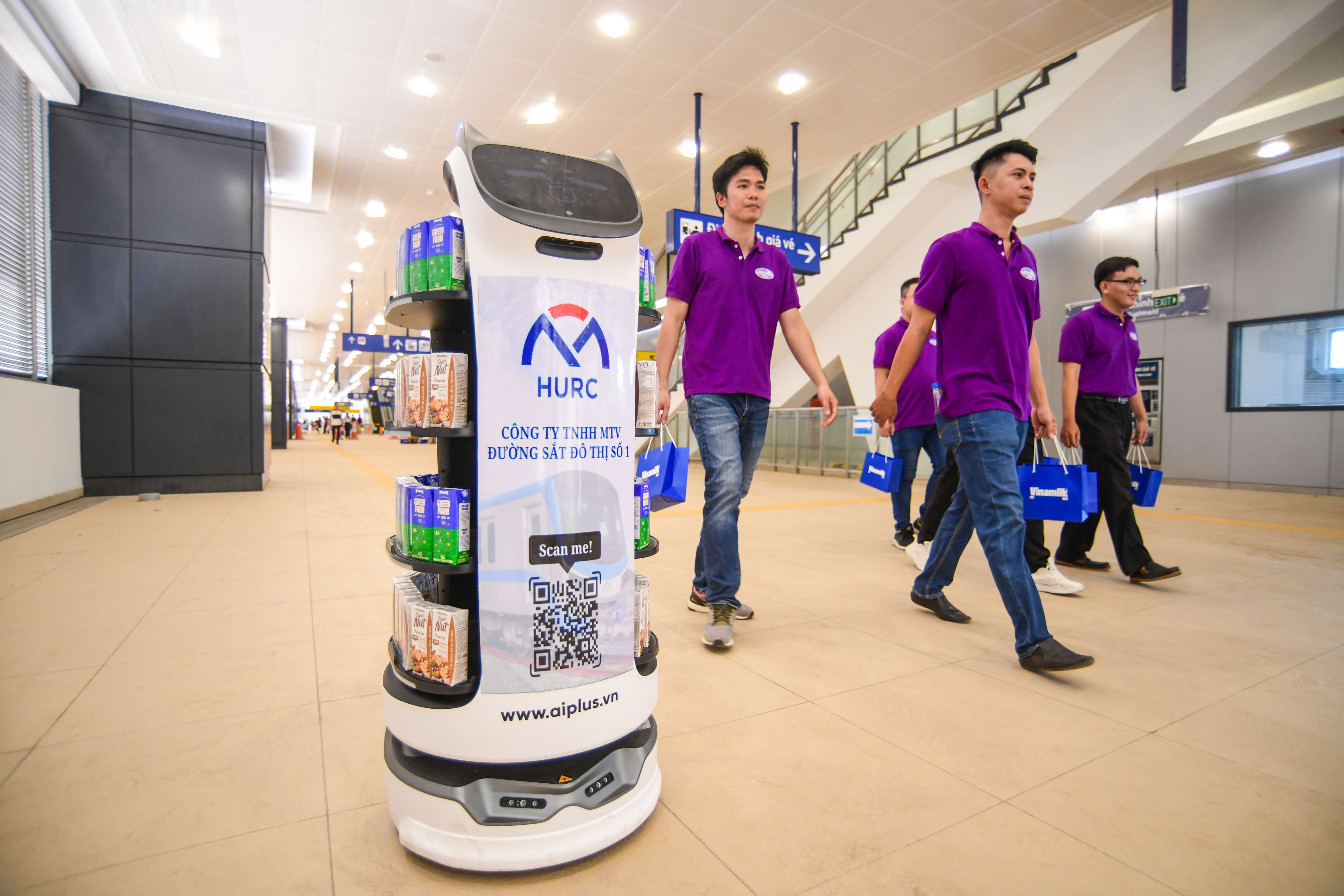 Trải nghiệm tuyến Metro Bến Thành - Suối Tiên, kiều bào vui mừng trước sự phát triển của thành phố - ảnh 9