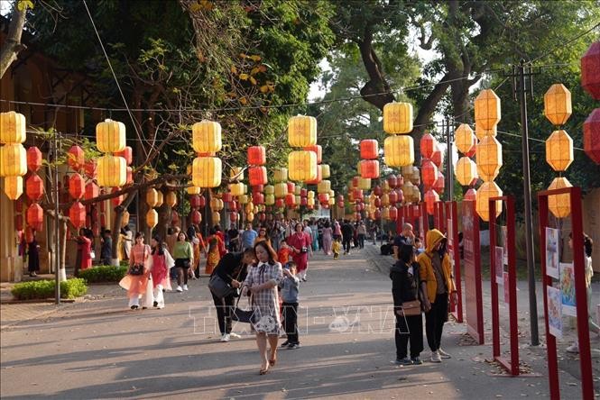 Sôi động không khí du Xuân tại các điểm di tích, vui chơi ở Hà Nội - ảnh 1