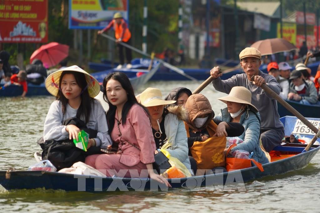 Sôi động không khí du Xuân tại các điểm di tích, vui chơi ở Hà Nội - ảnh 2