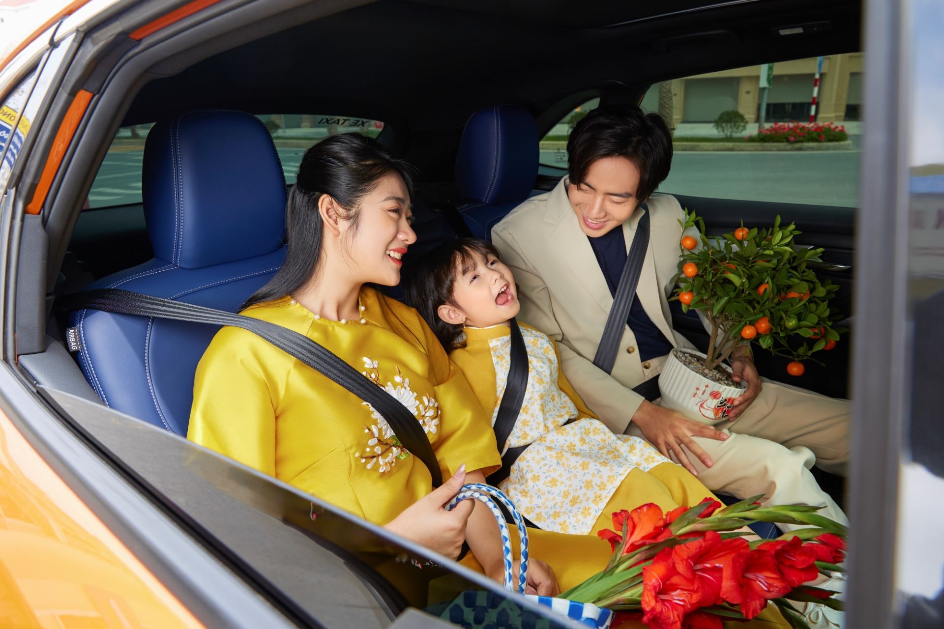 Thuê xe riêng có tài xế, cả gia đình thoải mái trên hành trình du xuân xanh - ảnh 1