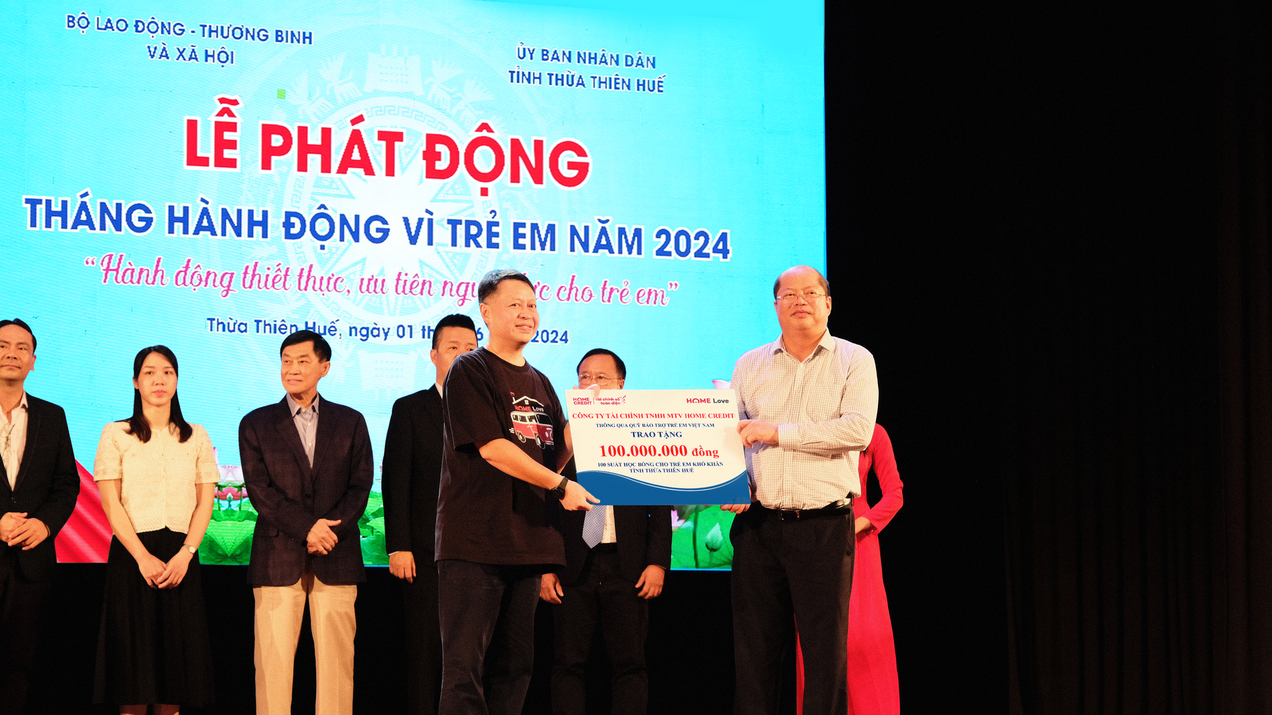 100 học sinh có hoàn cảnh khó khăn tại Huế nhận học bổng từ Home Credit - ảnh 4