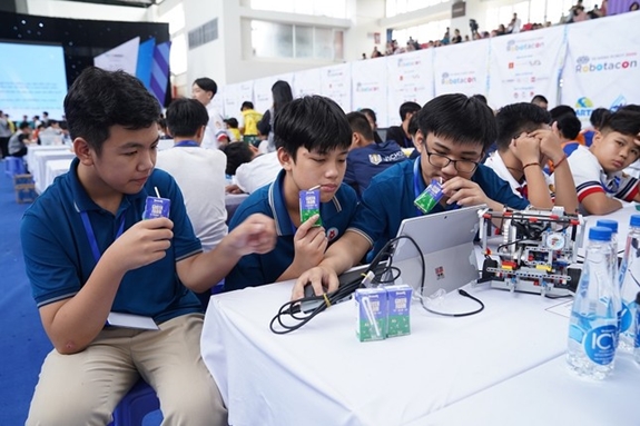 Các thí sinh Robotacon Wro 2024 cùng Vinamilk trở thành “Đồng minh Trái đất” - ảnh 2