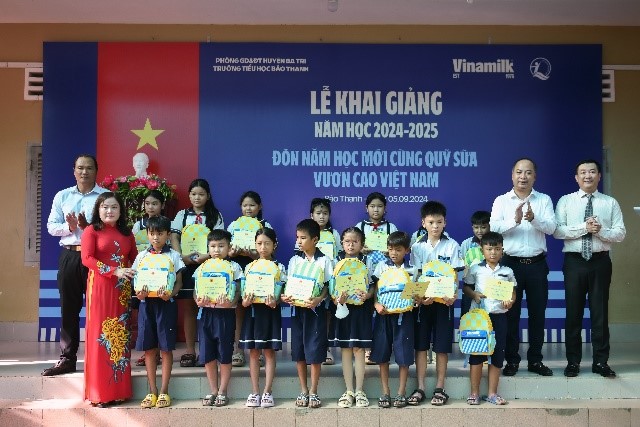 Vinamilk trao tặng gần 200.000 hộp sữa cho trẻ em nhân ngày hội tựu trường - ảnh 3