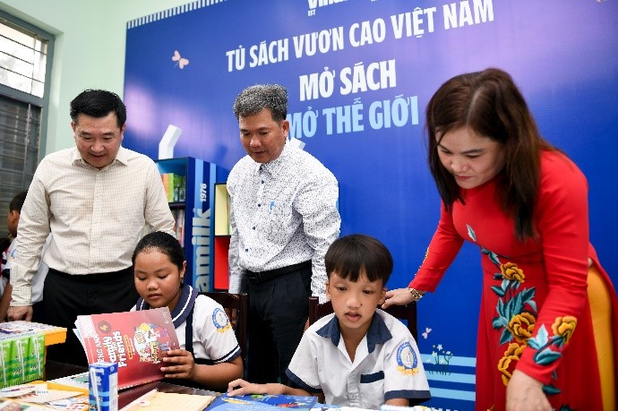 Vinamilk trao tặng gần 200.000 hộp sữa cho trẻ em nhân ngày hội tựu trường - ảnh 2