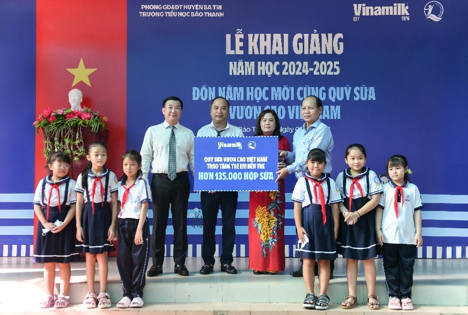 Vinamilk trao tặng gần 200.000 hộp sữa cho trẻ em nhân ngày hội tựu trường - ảnh 1