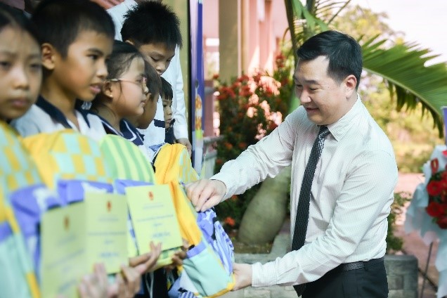 Vinamilk trao tặng gần 200.000 hộp sữa cho trẻ em nhân ngày hội tựu trường - ảnh 5