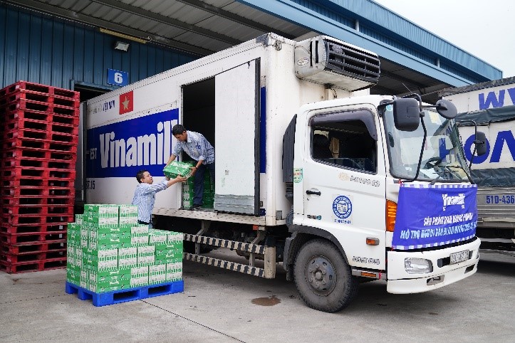 Vinamilk hỗ trợ 550.000 sản phẩm sữa, nước cho trẻ em, người dân vùng bão lũ - ảnh 1