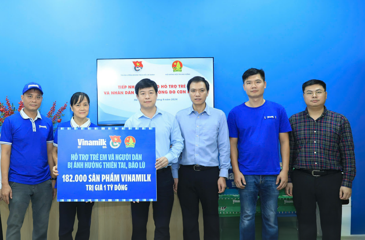 Vinamilk hỗ trợ 550.000 sản phẩm sữa, nước cho trẻ em, người dân vùng bão lũ - ảnh 2