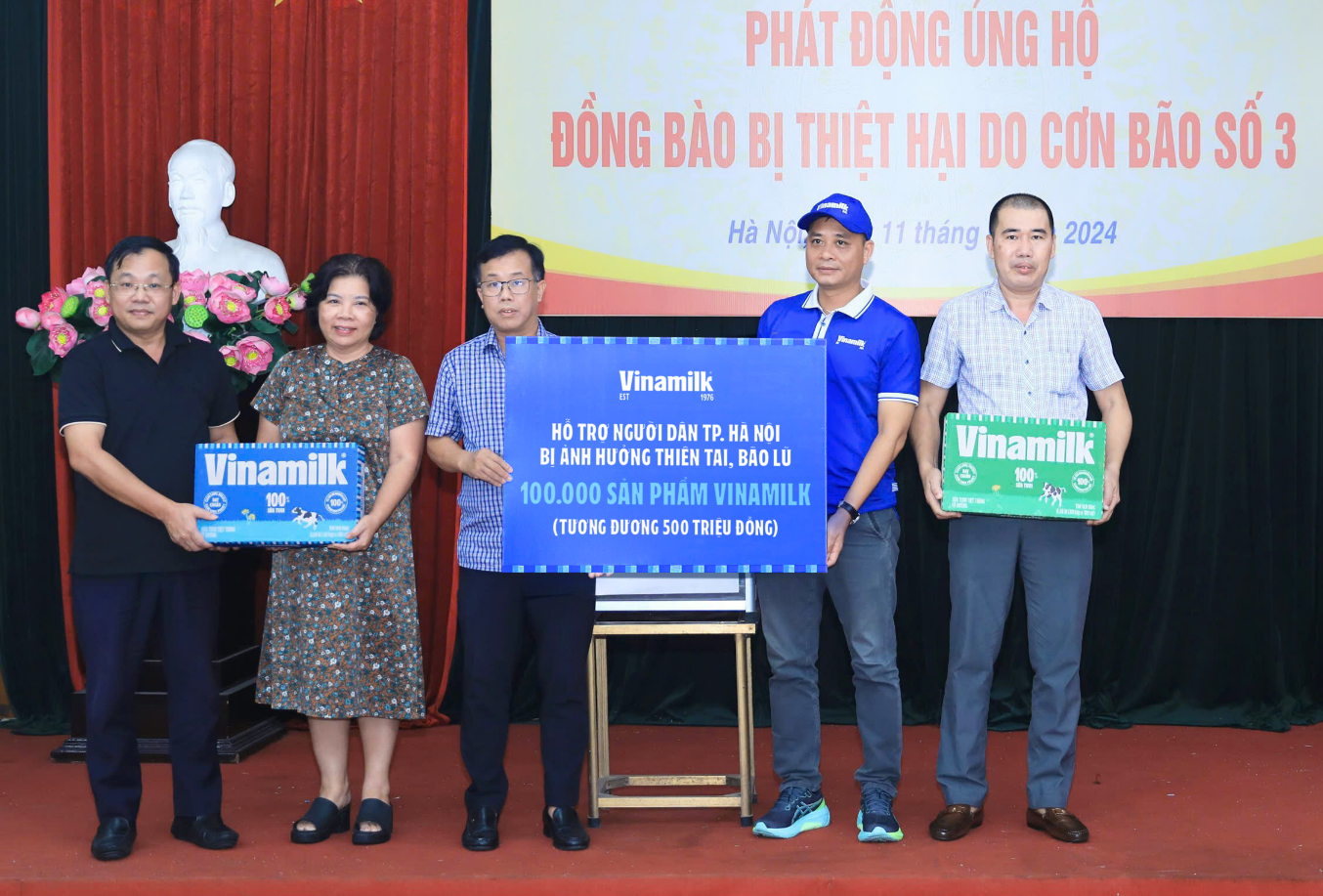 Vinamilk hỗ trợ 550.000 sản phẩm sữa, nước cho trẻ em, người dân vùng bão lũ - ảnh 3