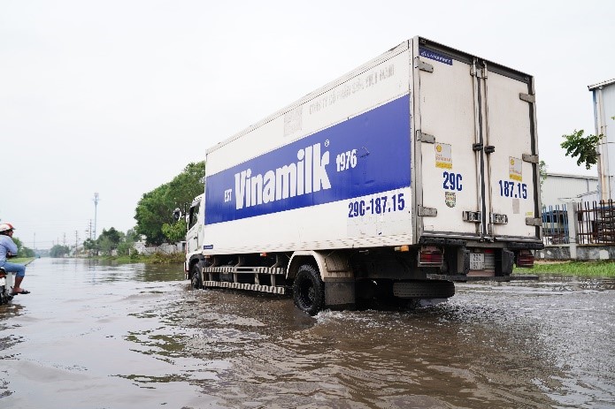Vinamilk hỗ trợ 550.000 sản phẩm sữa, nước cho trẻ em, người dân vùng bão lũ - ảnh 5