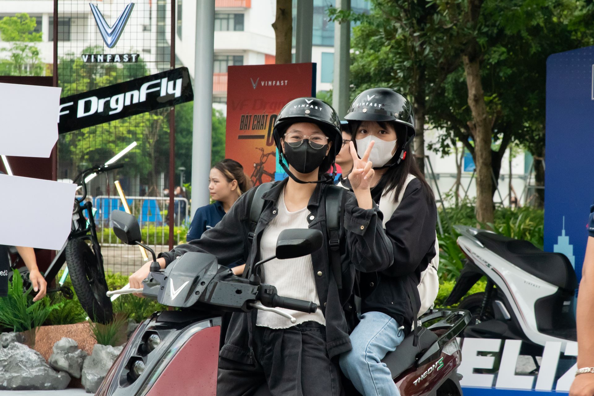 Lái thử xe máy điện VinFast, nhiều bạn trẻ bất ngờ vì trải nghiệm quá ấn tượng - ảnh 2