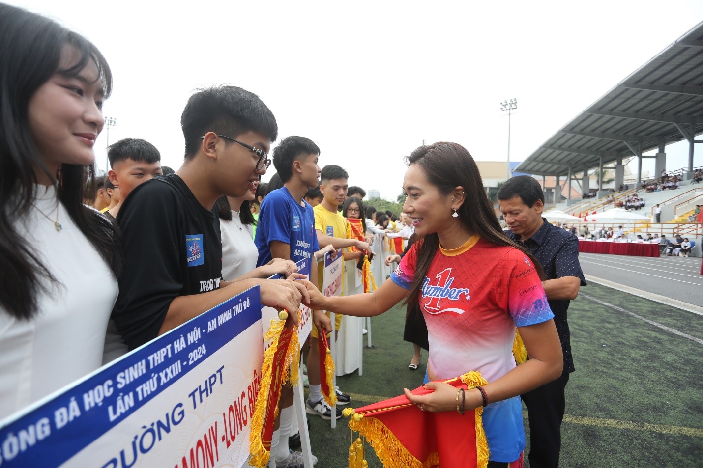 Number 1 Active tiếp sức 110 đội tuyển tham gia thi đấu trong mùa giải bóng đá học sinh THPT Hà Nội - An ninh Thủ đô lần - ảnh 3