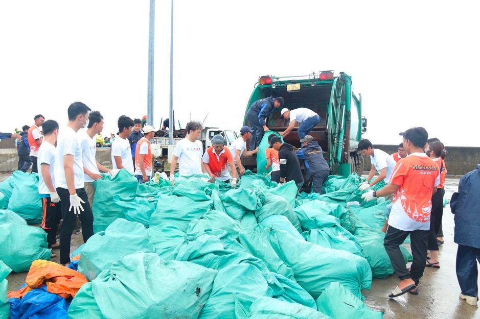 Gần 10.000 người vingroup và tình nguyện viên ra quân làm sạch bờ biển tại 28 tỉnh, thành phố - ảnh 14