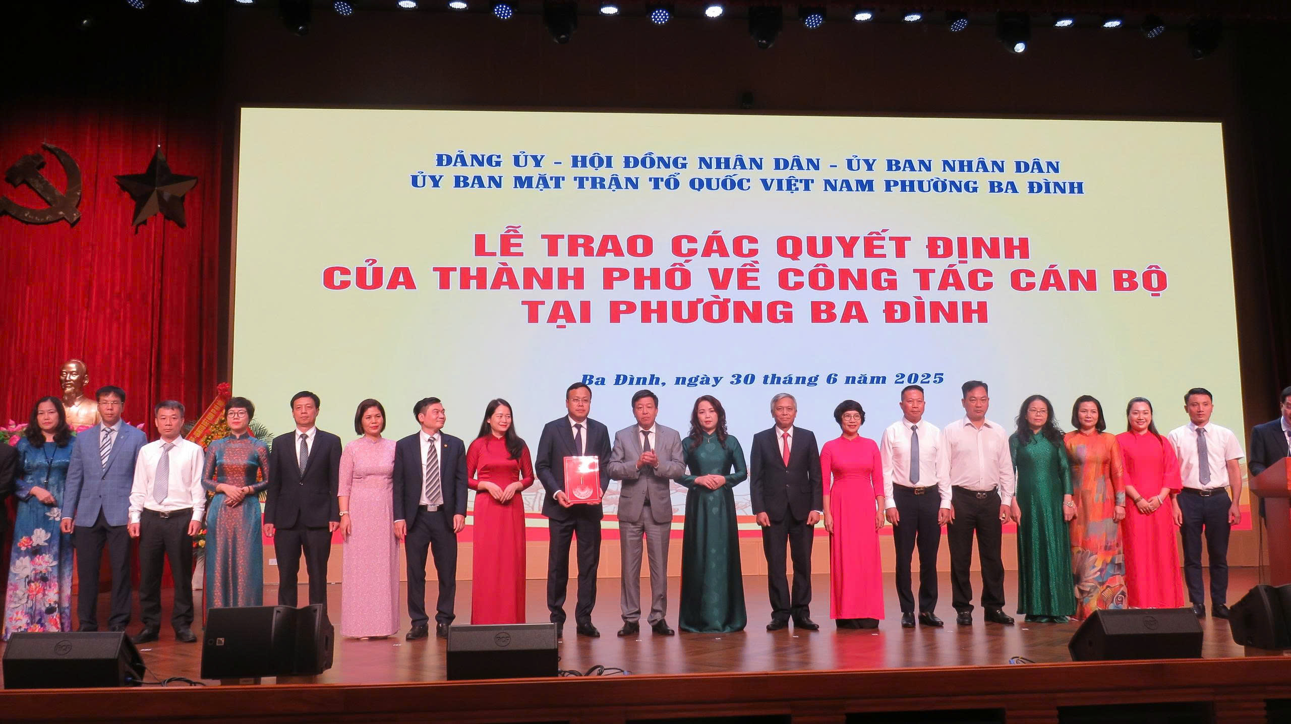 Hà Nội trao các quyết định cán bộ ở 3 phường: Ba Đình, Ngọc Hà và Giảng Võ - ảnh 1
