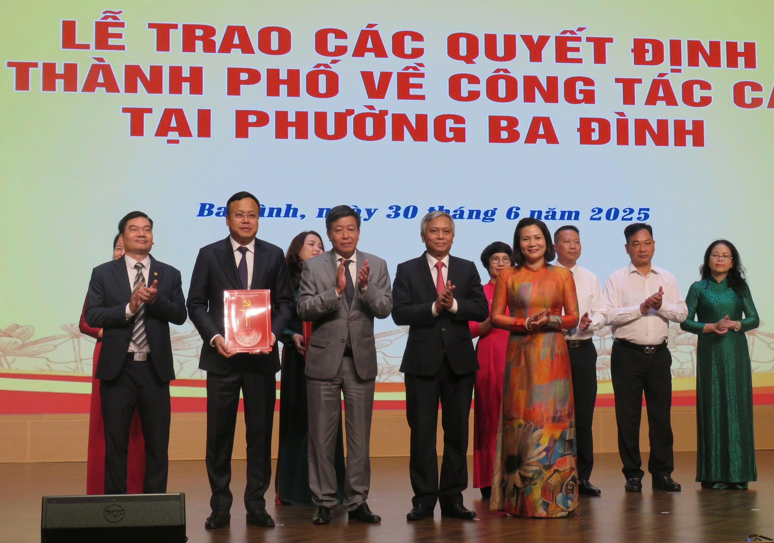 Hà Nội trao các quyết định cán bộ ở 3 phường: Ba Đình, Ngọc Hà và Giảng Võ - ảnh 2