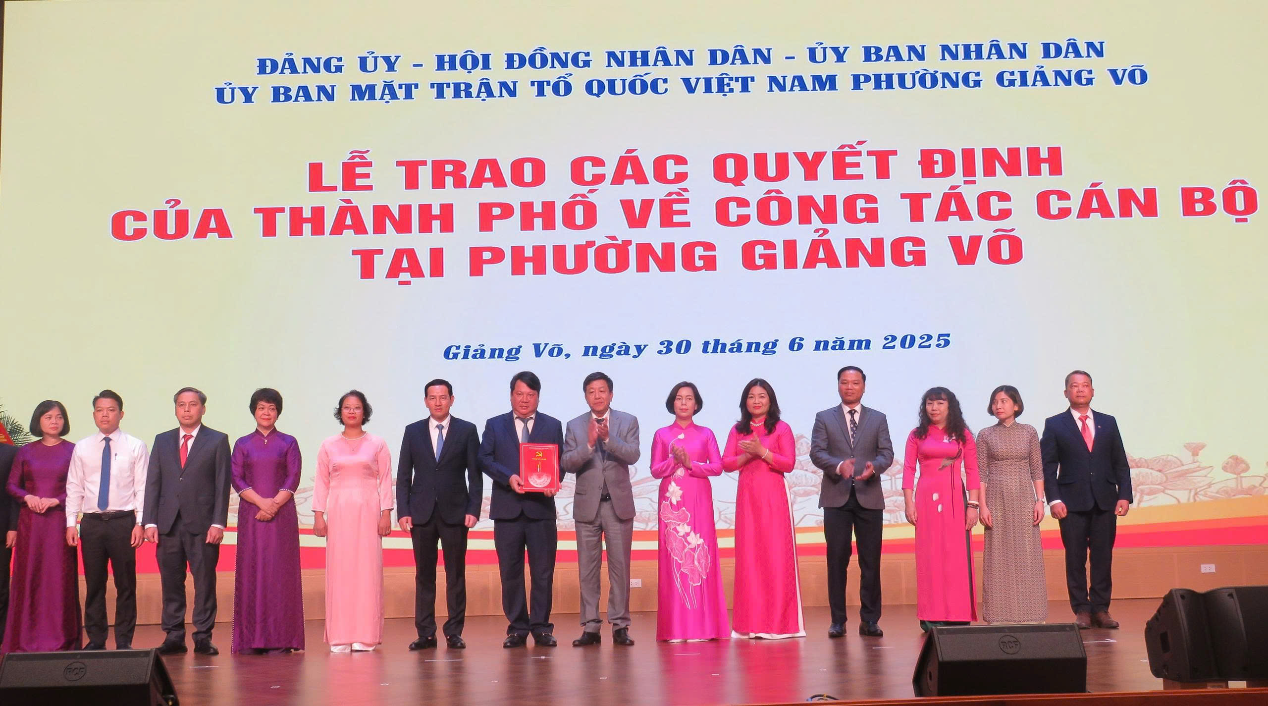 Hà Nội trao các quyết định cán bộ ở 3 phường: Ba Đình, Ngọc Hà và Giảng Võ - ảnh 4