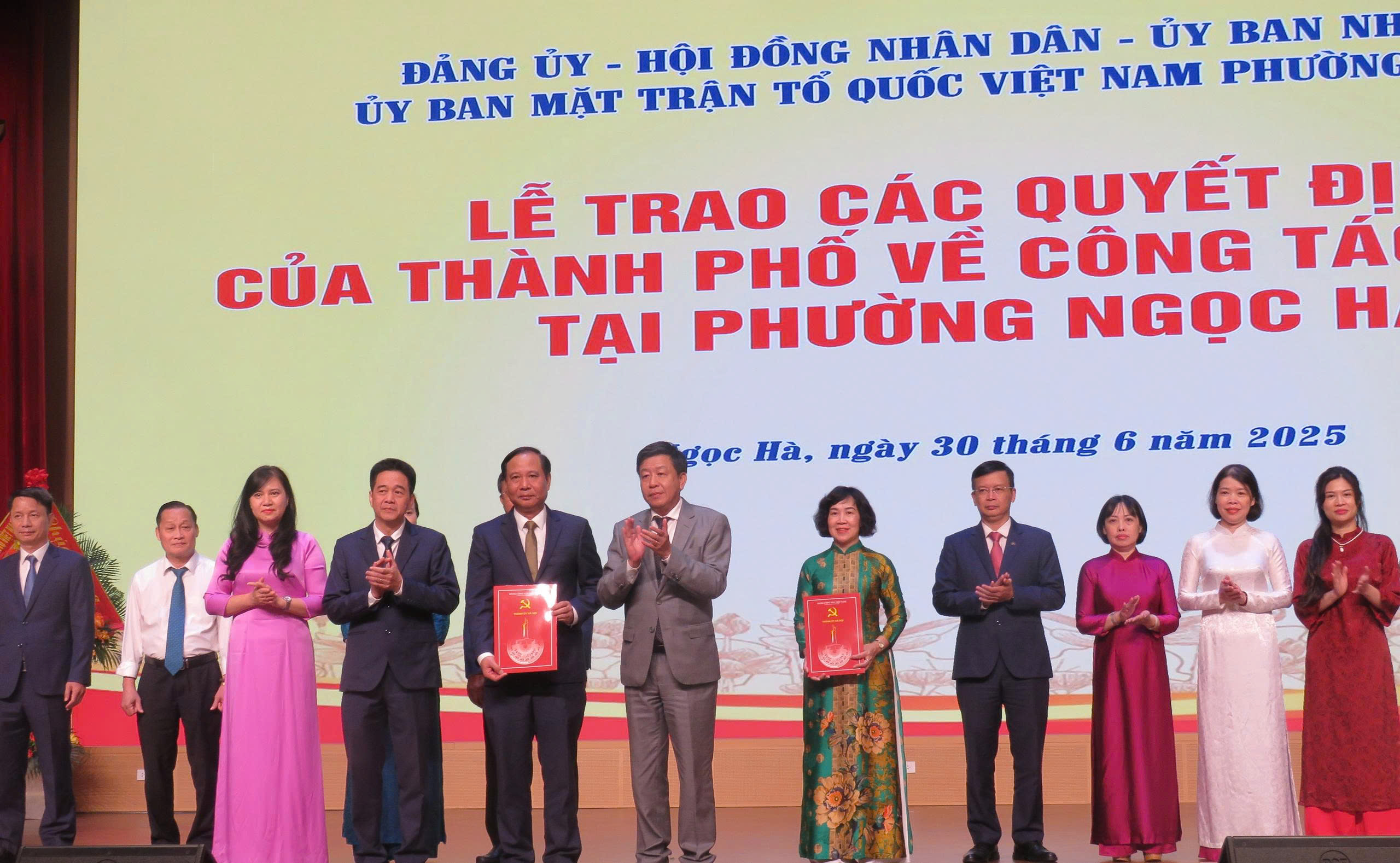 Hà Nội trao các quyết định cán bộ ở 3 phường: Ba Đình, Ngọc Hà và Giảng Võ - ảnh 3