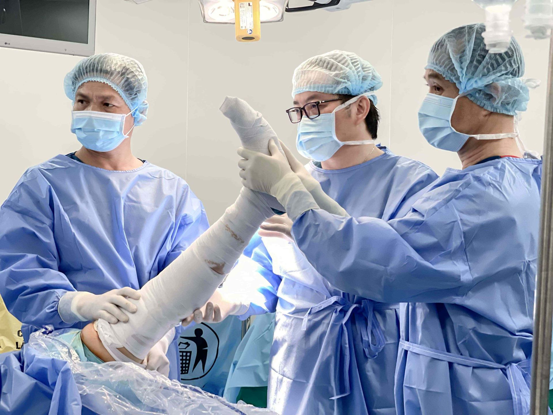 Vinmec Cần Thơ phẫu thuật thành công chấn thương khớp gối do đá bóng - ảnh 2