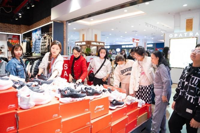 VINCOM BLACK FRIDAY 2025: Đại tiệc giảm giá khuấy động thị trường bán lẻ cả nước - ảnh 4