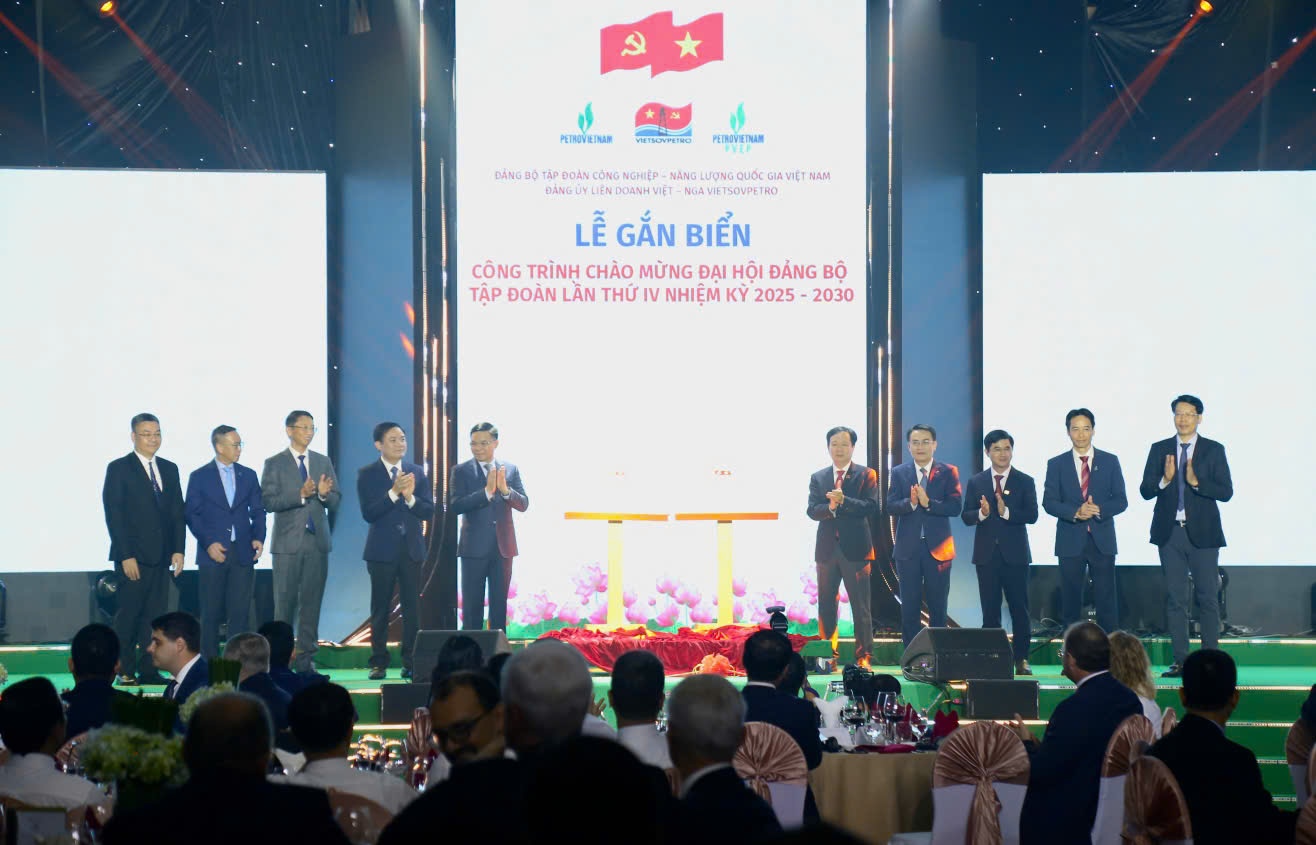 Lễ đón mừng dòng dầu đầu tiên từ dự án phát triển mỏ Kình Ngư Trắng - Kình Ngư Trắng Nam - ảnh 1