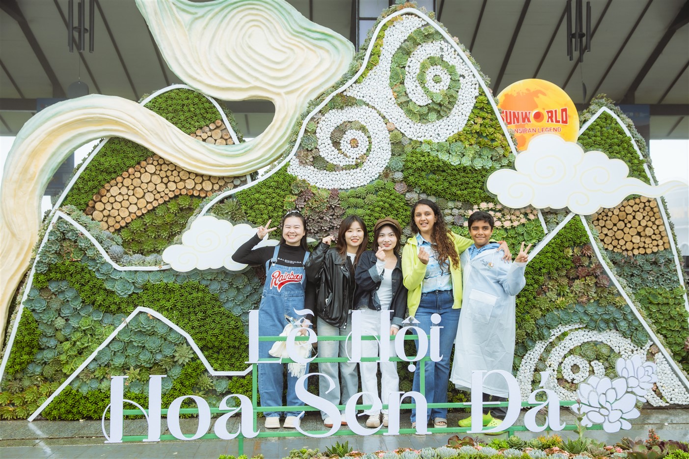 Du khách Tây thích thú săn mây, check in hoa Sen đá trên đỉnh Fansipan	 - ảnh 4